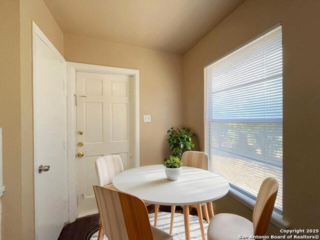 Listing photo id 2 for 2000 Mistletoe Ave W
