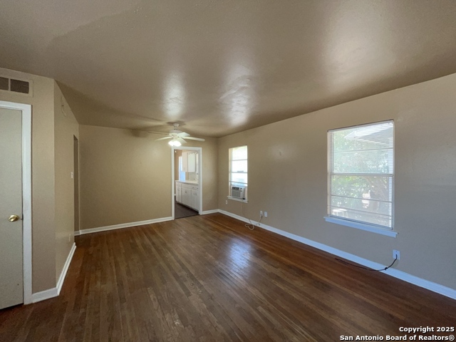 Listing photo id 5 for 2000 Mistletoe Ave W