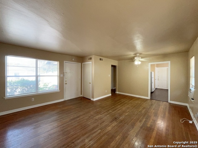 Listing photo id 6 for 2000 Mistletoe Ave W