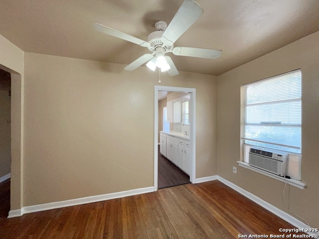 Listing photo id 7 for 2000 Mistletoe Ave W