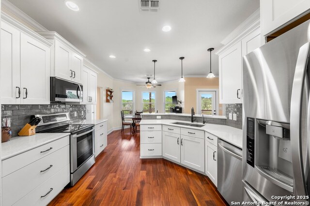 Listing photo id 9 for 2009 Athens Ave.