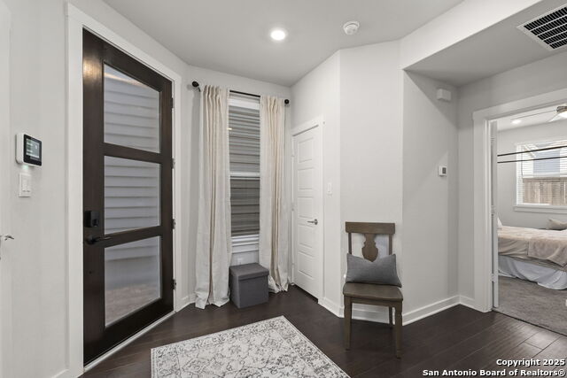 Listing photo id 2 for 5843 Whitby Unit 44