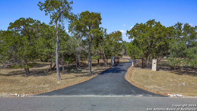 Listing photo id 47 for 1420 Waterstone