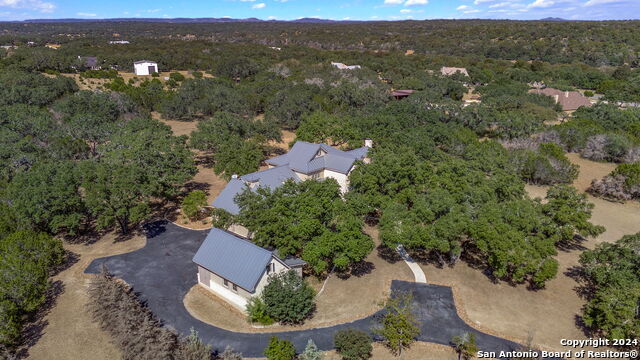 Listing photo id 49 for 1420 Waterstone