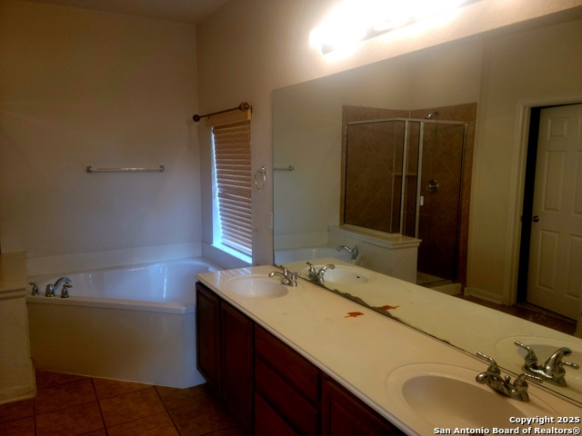 Listing photo id 14 for 718 Desert Blf