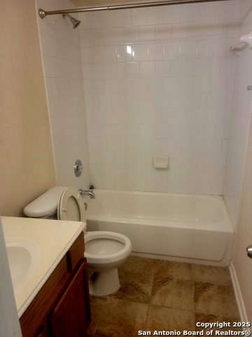 Listing photo id 17 for 718 Desert Blf