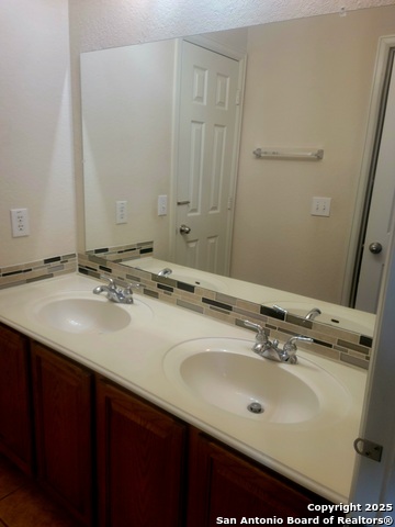 Listing photo id 21 for 718 Desert Blf