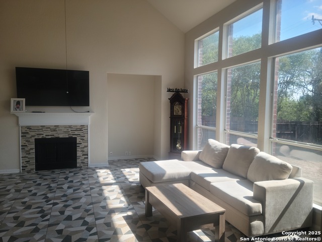 Listing photo id 4 for 718 Desert Blf