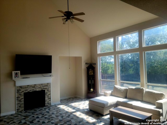 Listing photo id 5 for 718 Desert Blf