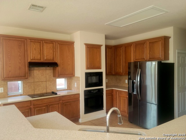 Listing photo id 7 for 718 Desert Blf