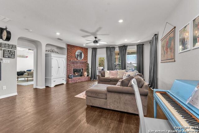 Image 18 of 49 For 409 Landmark Stone