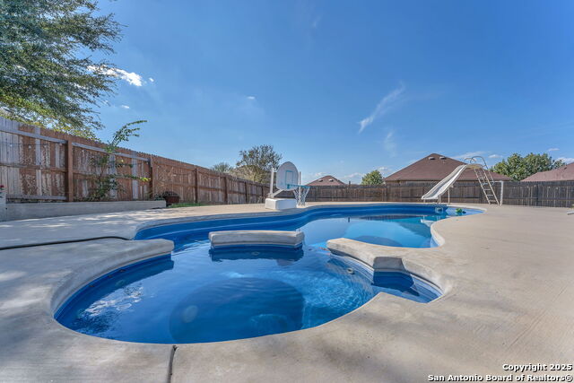 Image 45 of 49 For 409 Landmark Stone