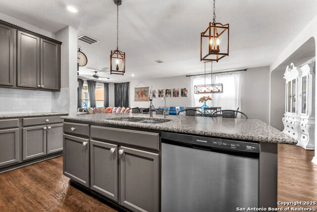 Image 8 of 49 For 409 Landmark Stone