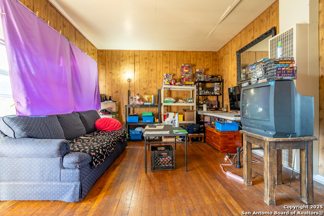 Image 16 of 36 For 127 Belfast  