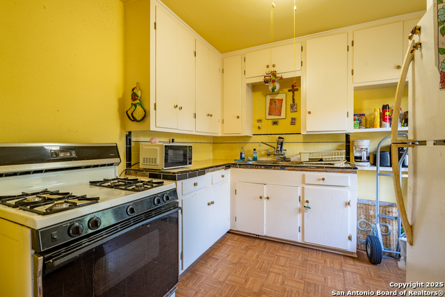 Image 21 of 36 For 127 Belfast  