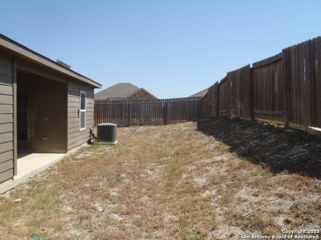 Listing photo id 17 for 203 Azalea Way
