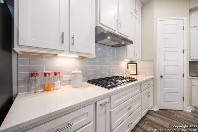 Listing photo id 8 for 705 Treetop Pass