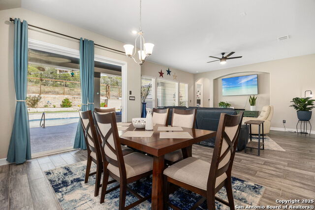 Listing photo id 11 for 705 Treetop Pass