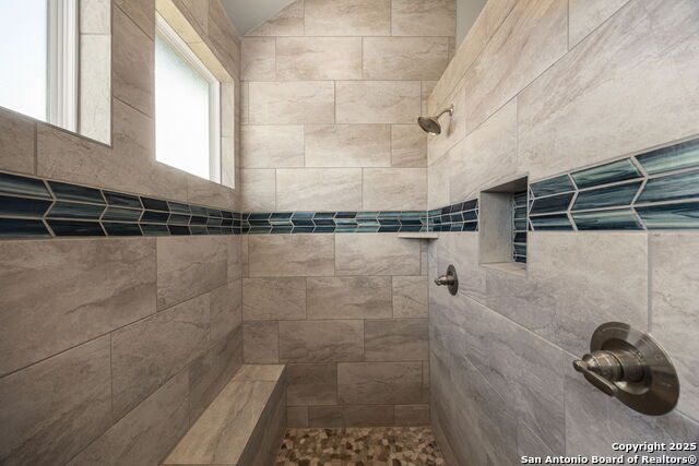 Listing photo id 19 for 705 Treetop Pass