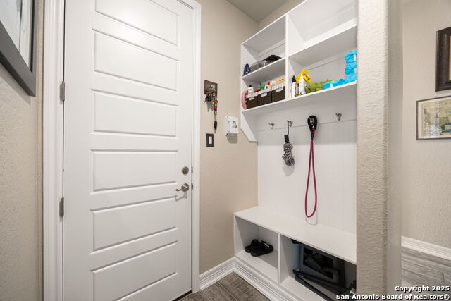 Listing photo id 31 for 705 Treetop Pass