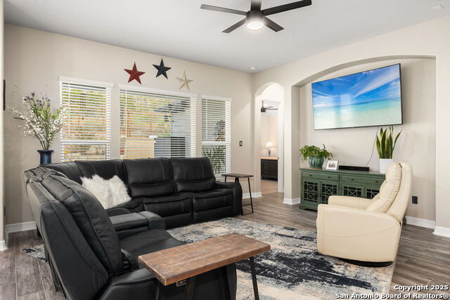 Listing photo id 5 for 705 Treetop Pass