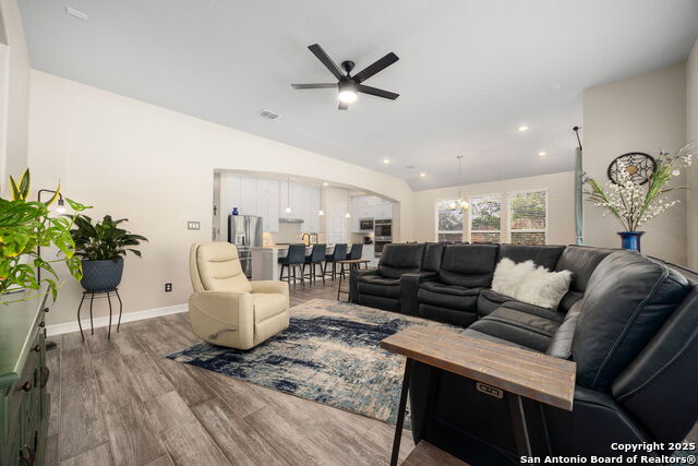 Listing photo id 6 for 705 Treetop Pass