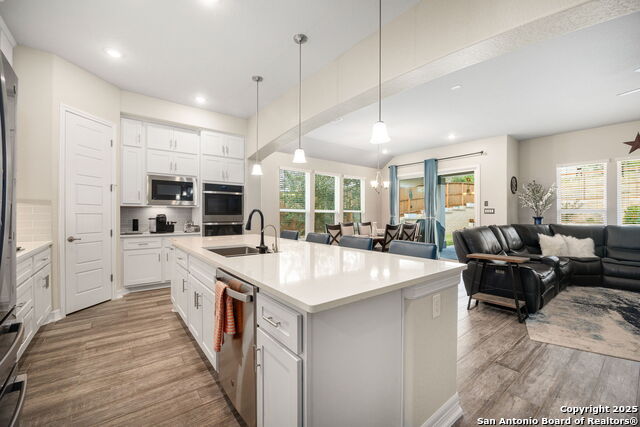 Listing photo id 7 for 705 Treetop Pass