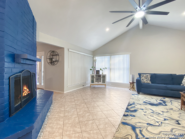 Listing photo id 7 for 9609 Woodland Hills