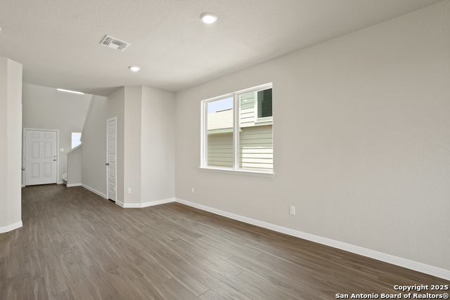 Listing photo id 3 for 8818 Black Oak Drive