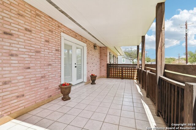 Listing photo id 8 for 100 Carroll N