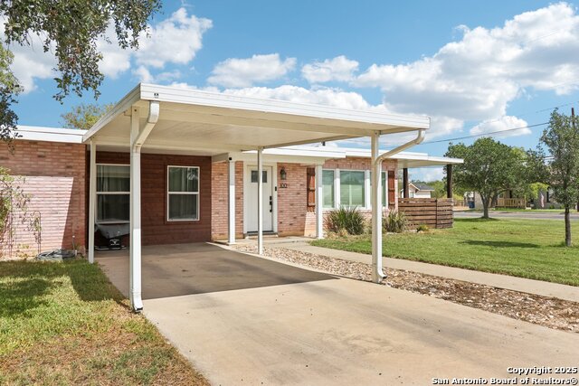 Listing photo id 3 for 100 Carroll N