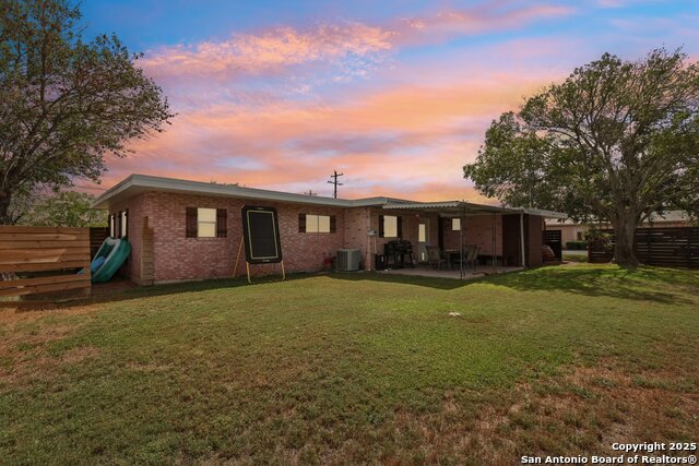 Listing photo id 4 for 100 Carroll N