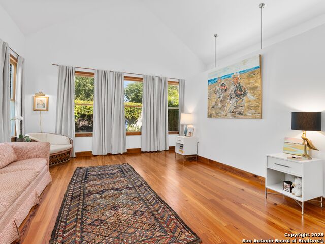 Image 17 of 43 For 211 Devine Street