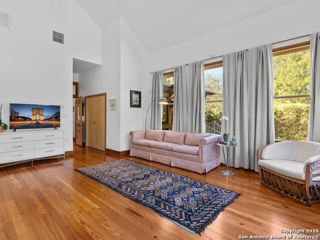 Image 18 of 43 For 211 Devine Street