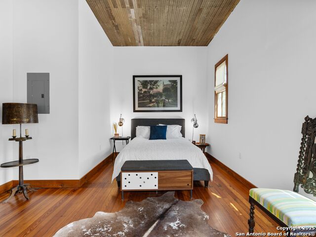 Image 20 of 43 For 211 Devine Street