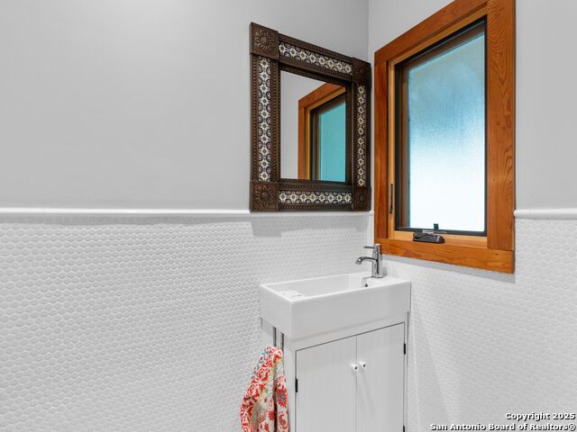 Image 33 of 43 For 211 Devine Street