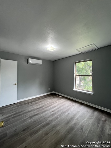 Image 8 of 16 For 1723 Mayfield Blvd W 4