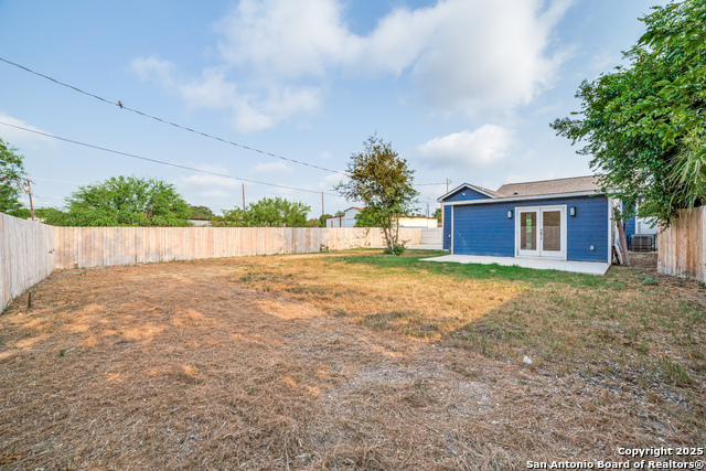 Image 23 of 24 For 824 Elmwood