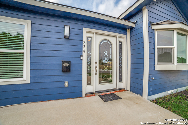 Image 3 of 24 For 824 Elmwood