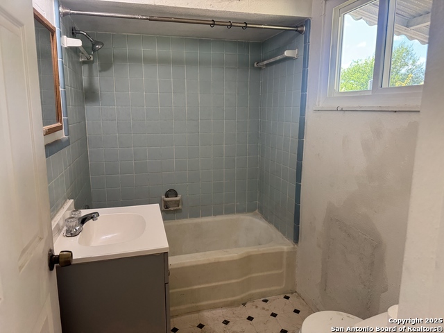 Listing photo id 4 for 108 Robert E Lee  2