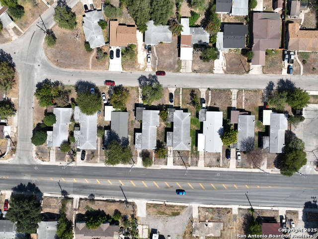 Listing photo id 0 for 2123 Southcross Blvd E