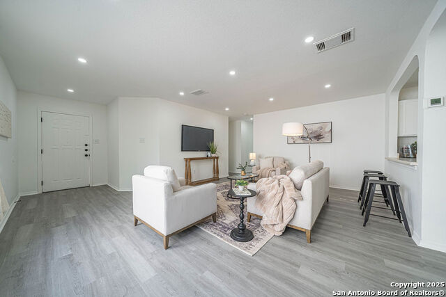 Image 3 of 12 For 8039 Cantura Mills
