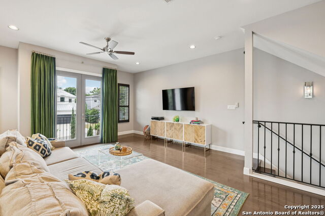 Image 8 of 30 For 219 Melrose Dr E B