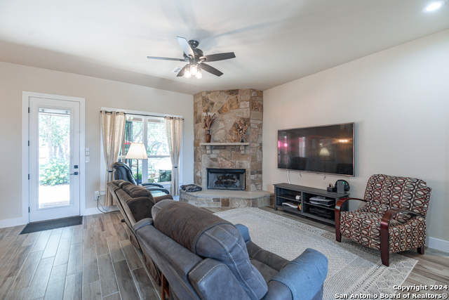 Image 13 of 41 For 924 Rhinestone