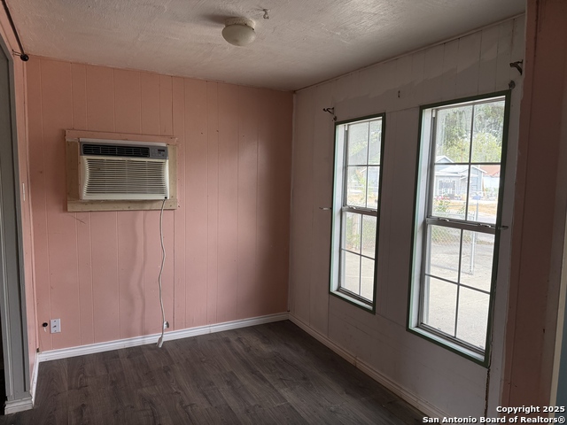 Image 12 of 22 For 910 Menefee