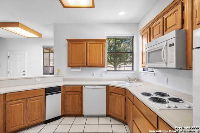 Listing photo id 11 for 100 Braeburn Cir