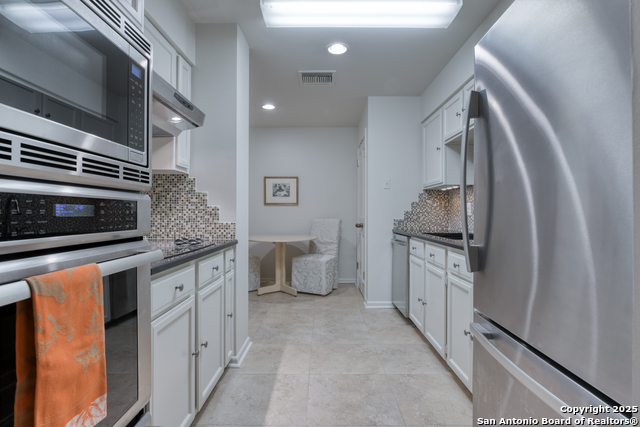 Listing photo id 14 for 4001 New Braunfels N 306