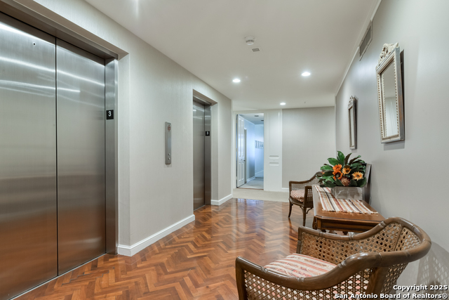 Listing photo id 2 for 4001 New Braunfels N 306