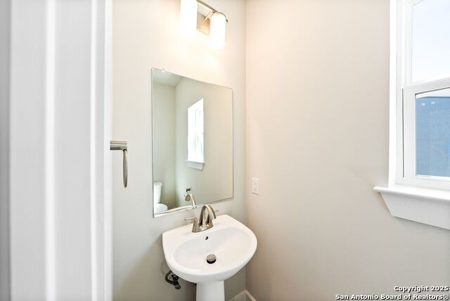 Image 14 of 21 For 419 Ira Avenue  1101