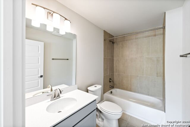 Image 5 of 21 For 419 Ira Avenue  1101